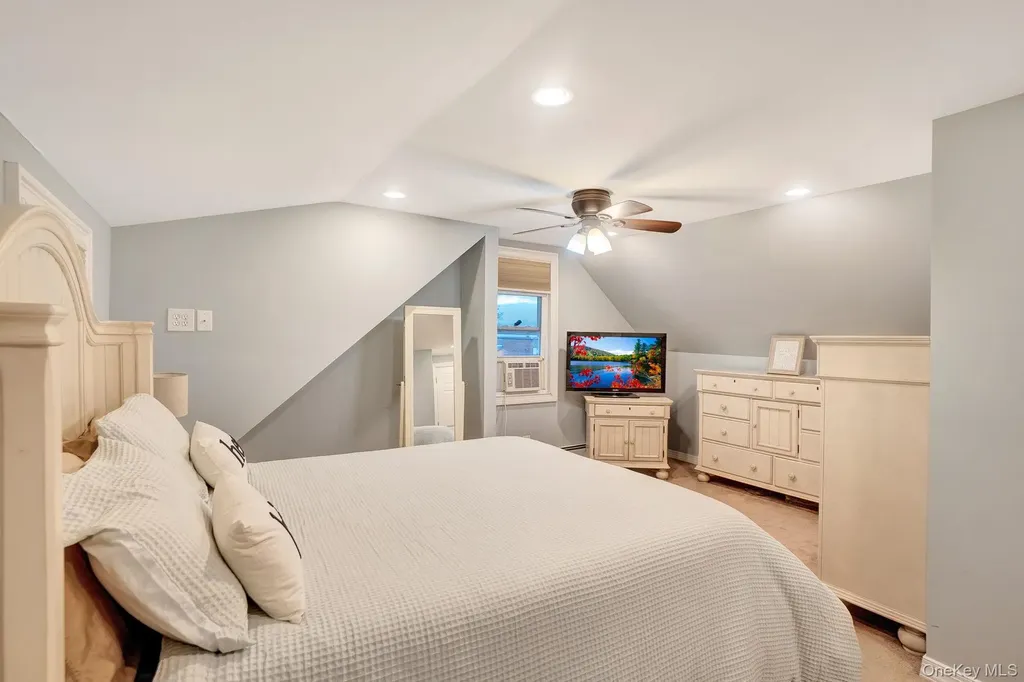 186 Robin Place Levittown NY 11756
