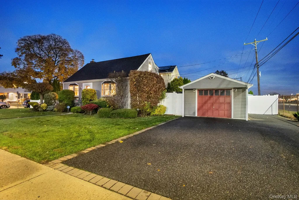 186 Robin Place Levittown NY 11756