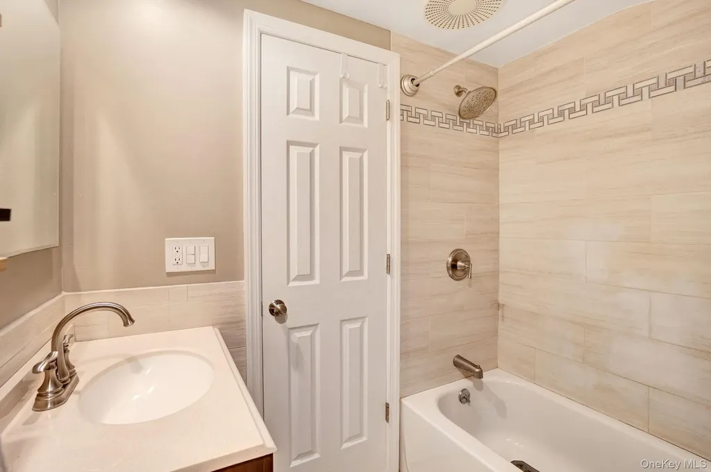 186 Robin Place Levittown NY 11756