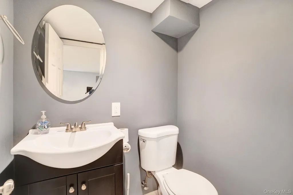 186 Robin Place Levittown NY 11756