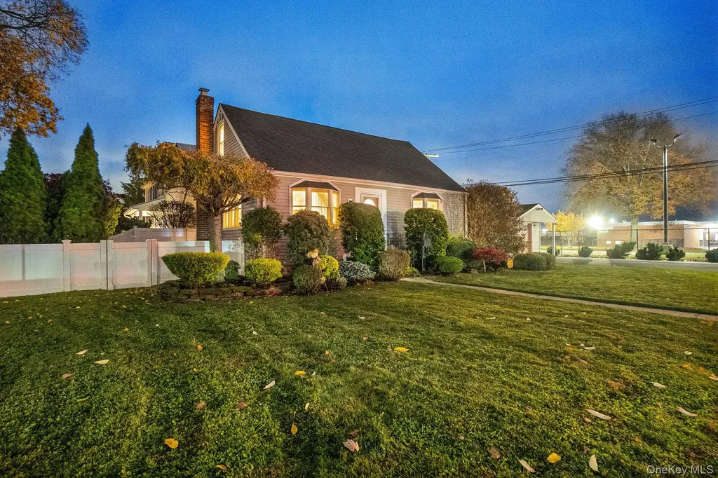 186 Robin Place Levittown NY 11756