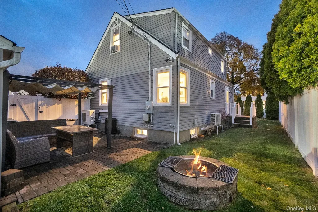 186 Robin Place Levittown NY 11756