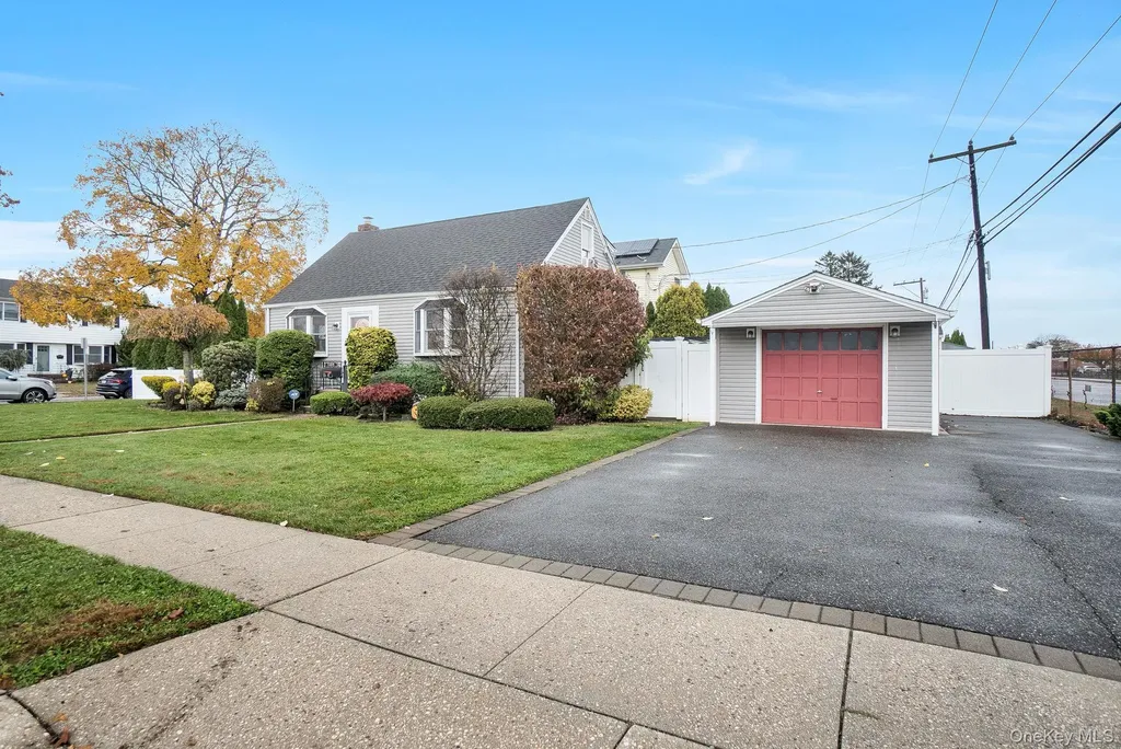 186 Robin Place Levittown NY 11756