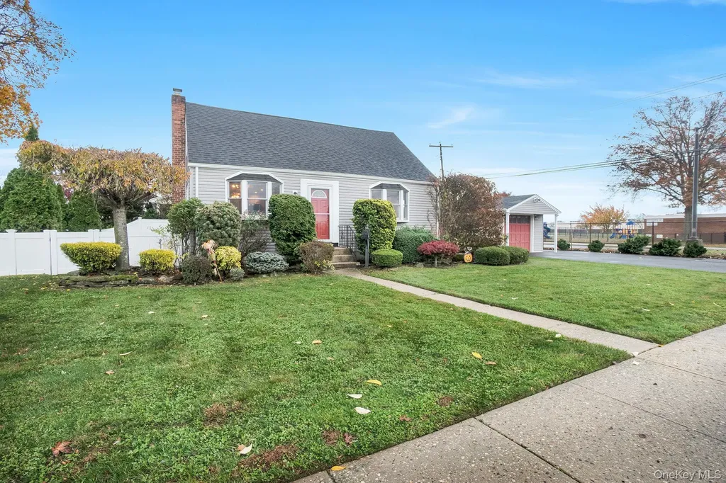 186 Robin Place Levittown NY 11756
