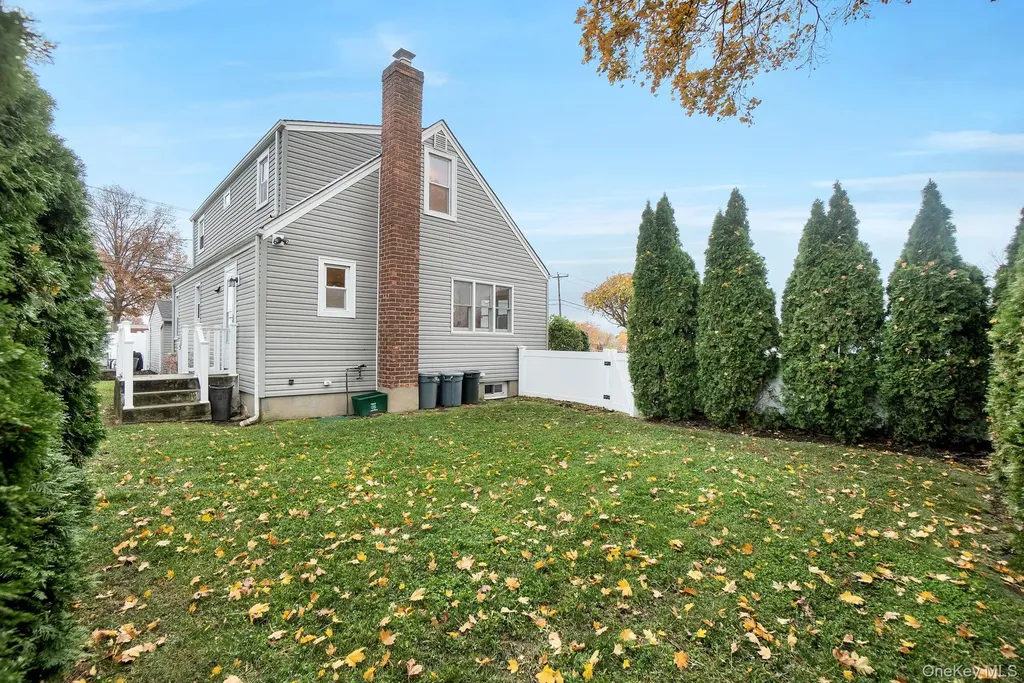 186 Robin Place Levittown NY 11756