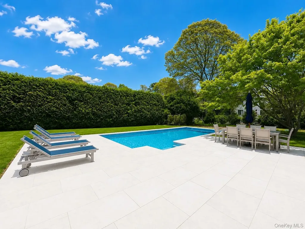 10 Ginny Lane Hampton Bays NY 11946