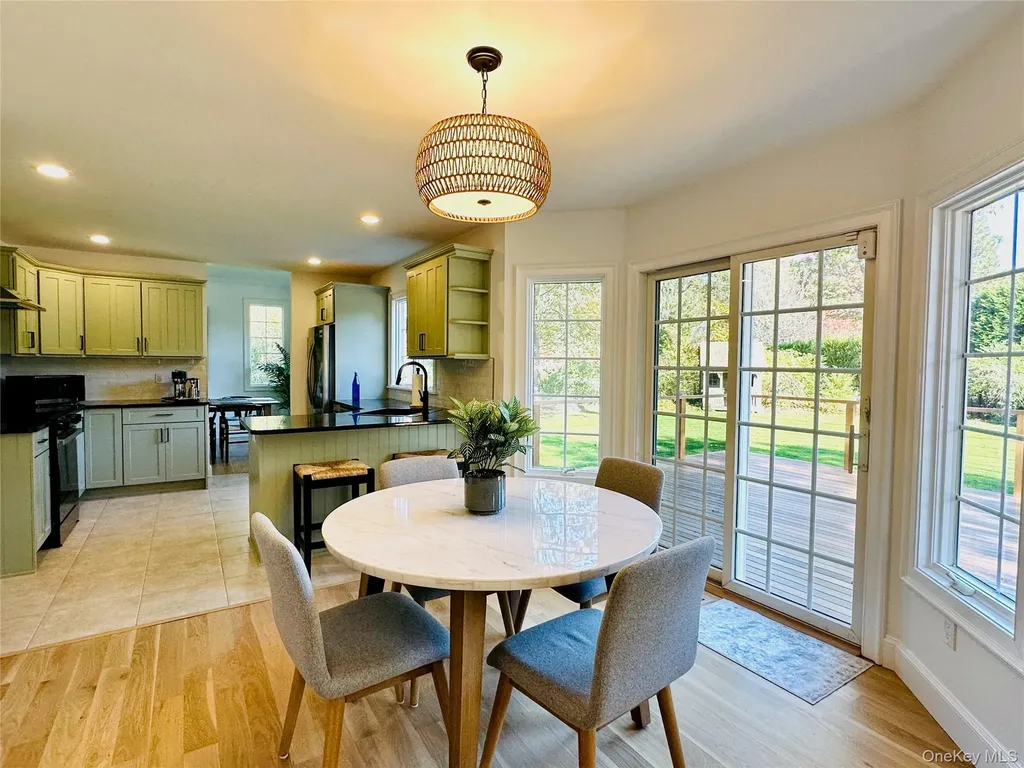 10 Ginny Lane Hampton Bays NY 11946