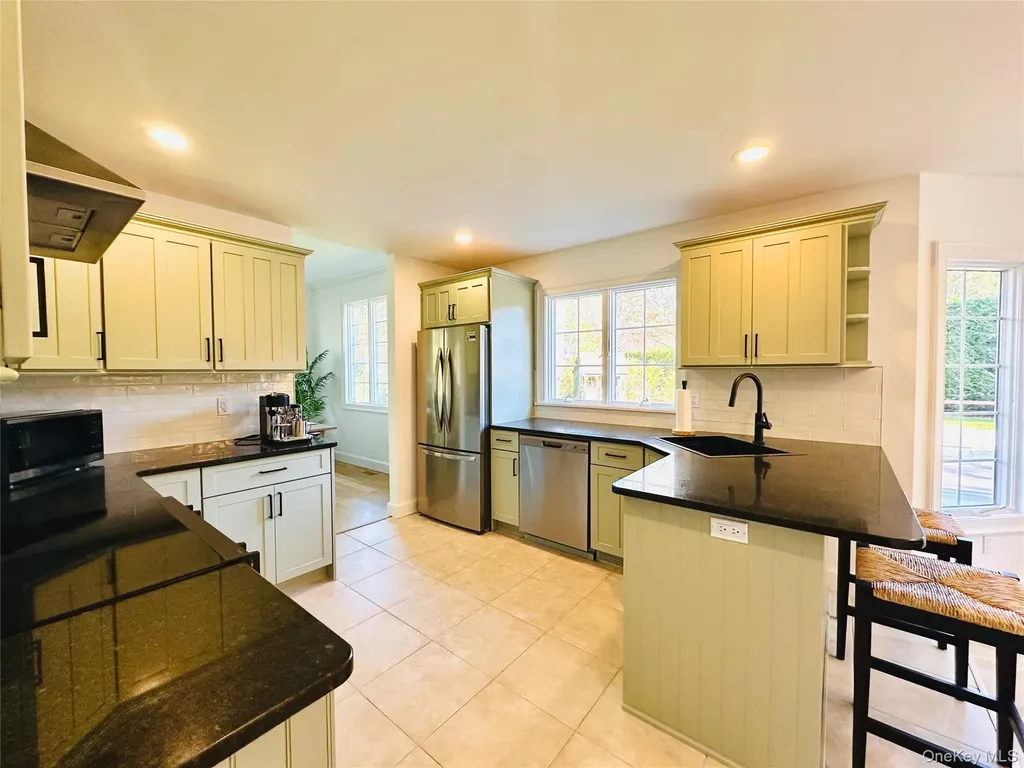 10 Ginny Lane Hampton Bays NY 11946