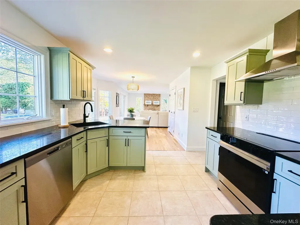 10 Ginny Lane Hampton Bays NY 11946