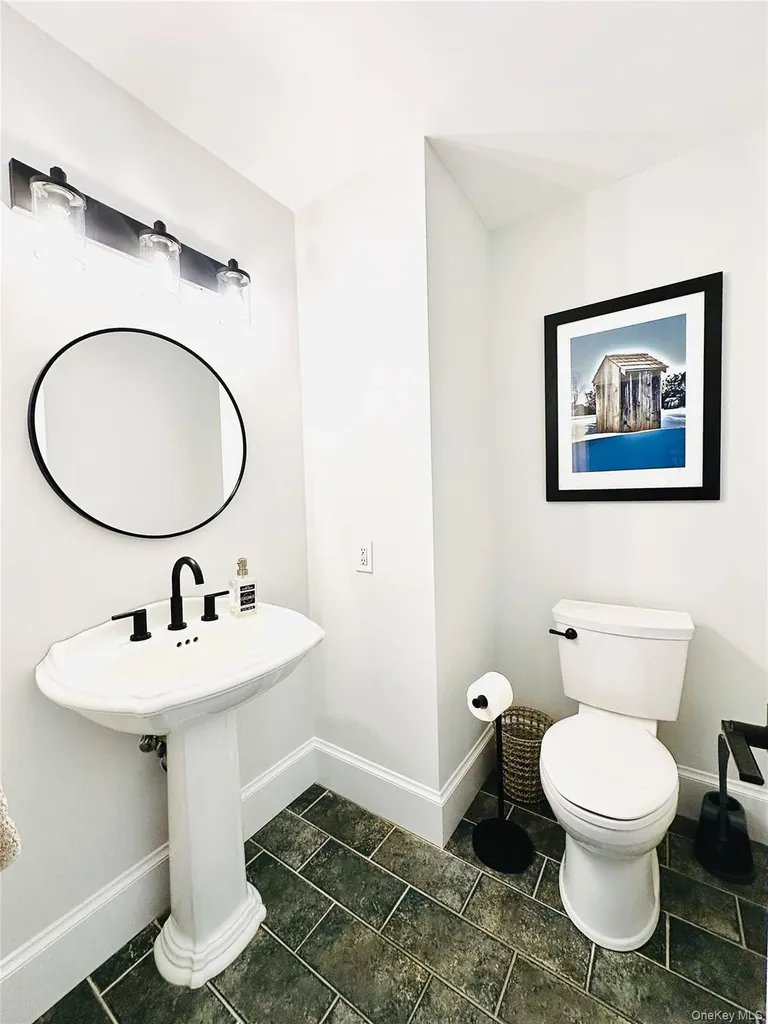 10 Ginny Lane Hampton Bays NY 11946
