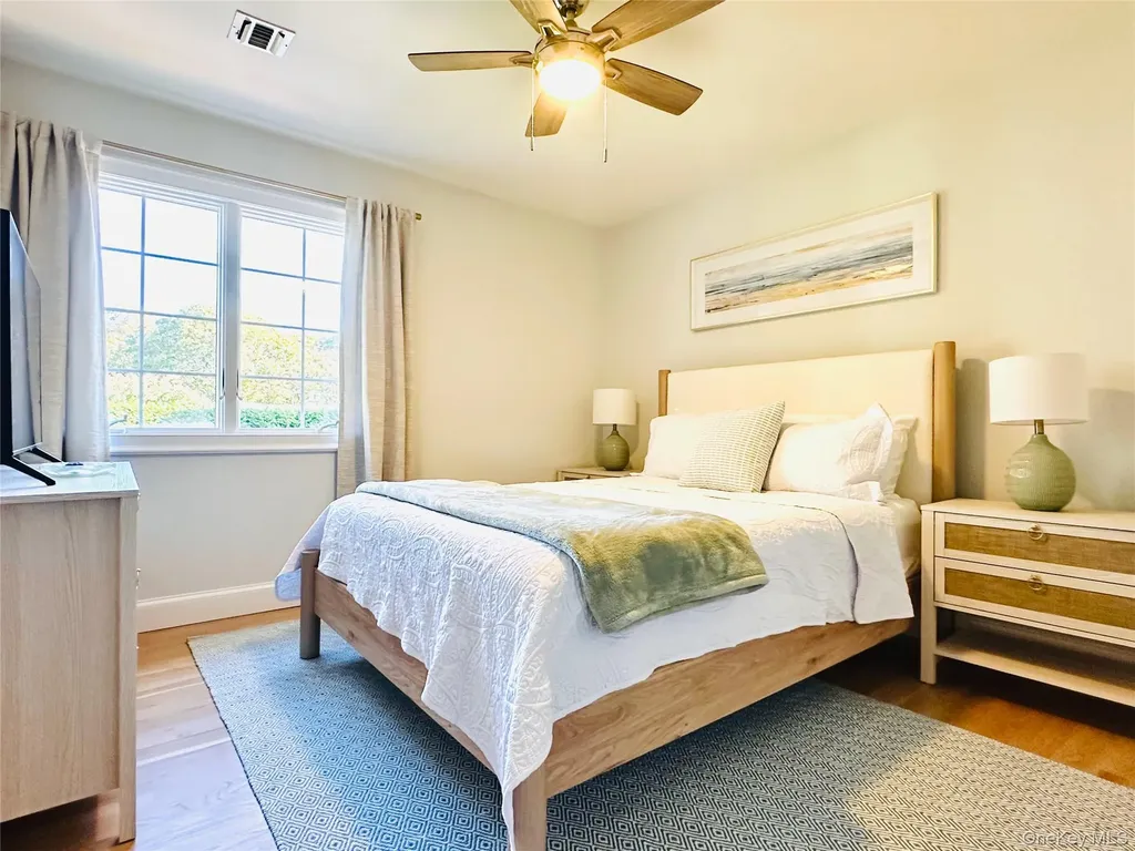 10 Ginny Lane Hampton Bays NY 11946