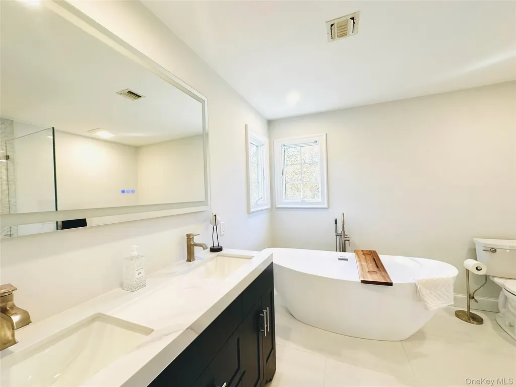 10 Ginny Lane Hampton Bays NY 11946