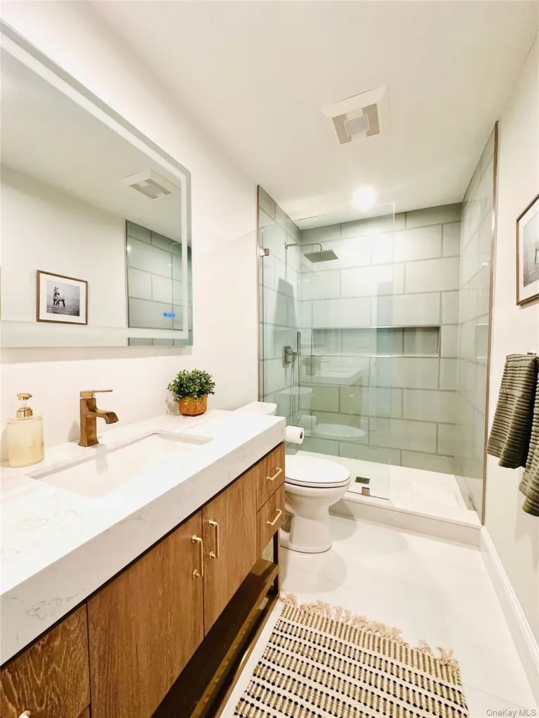 10 Ginny Lane Hampton Bays NY 11946