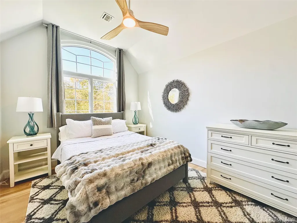 10 Ginny Lane Hampton Bays NY 11946