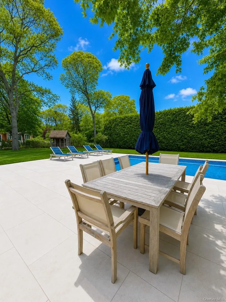 10 Ginny Lane Hampton Bays NY 11946