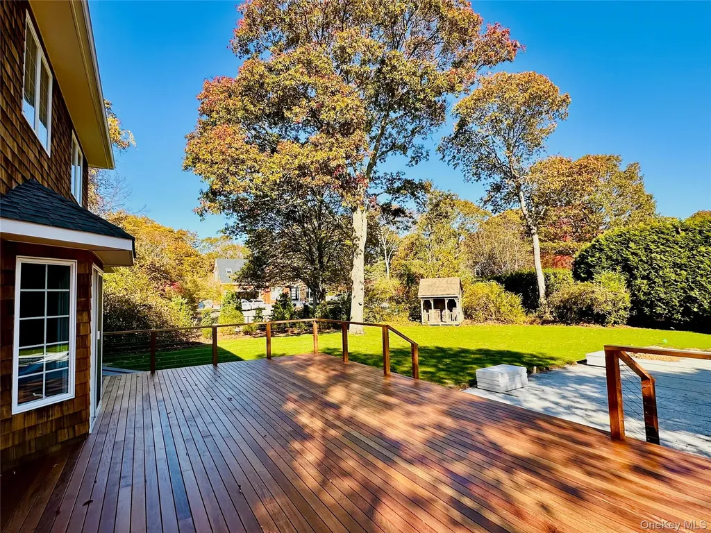 10 Ginny Lane Hampton Bays NY 11946
