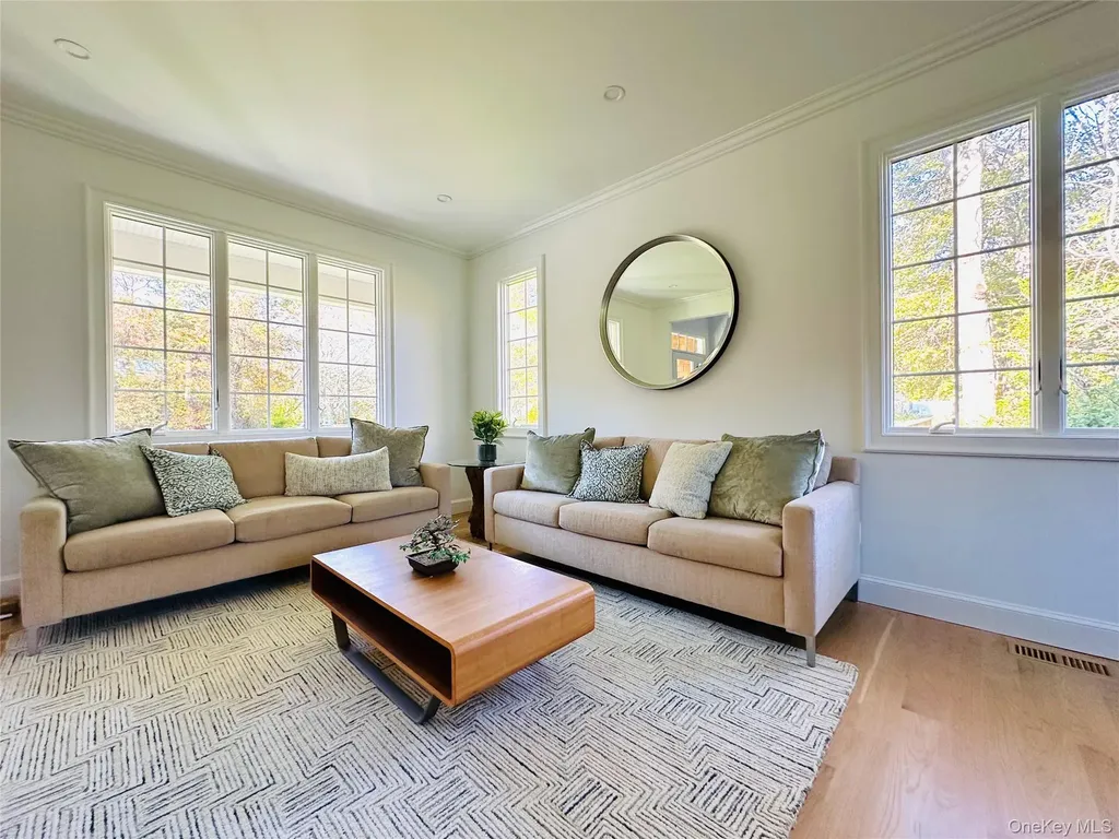 10 Ginny Lane Hampton Bays NY 11946