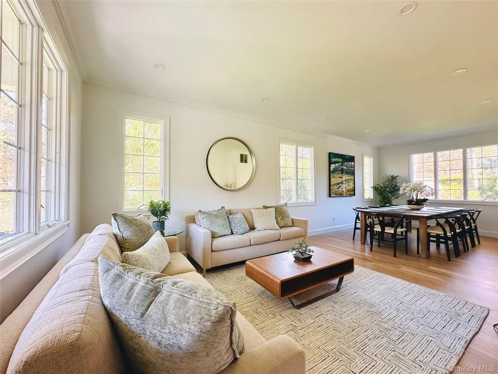 10 Ginny Lane Hampton Bays NY 11946