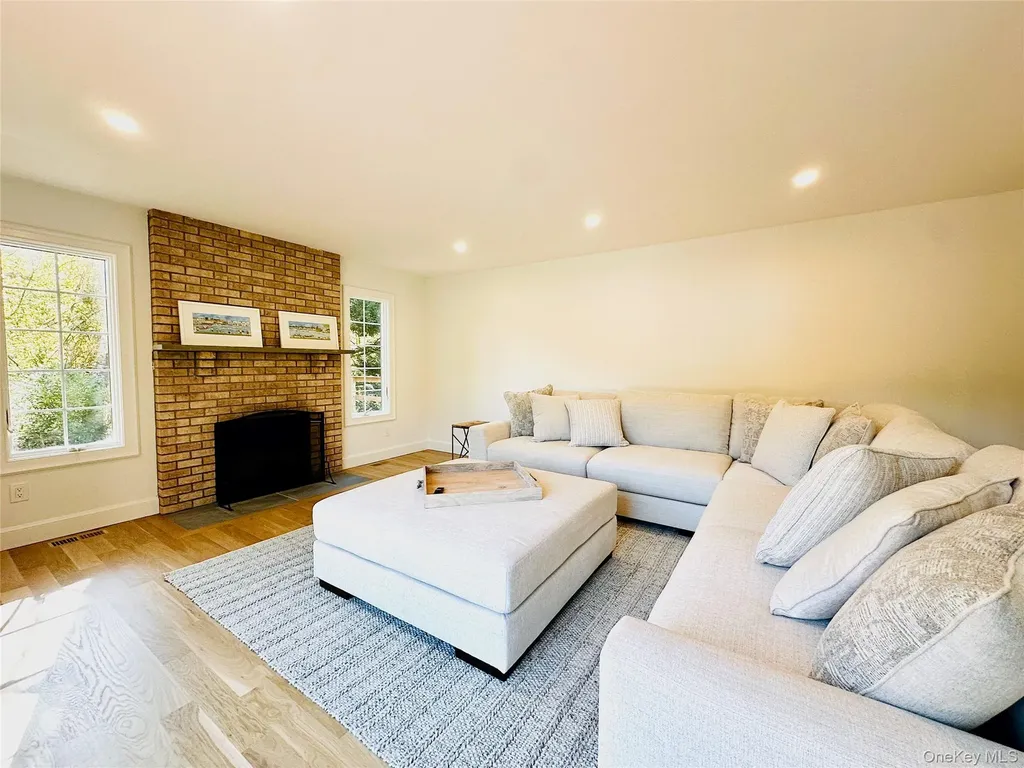 10 Ginny Lane Hampton Bays NY 11946