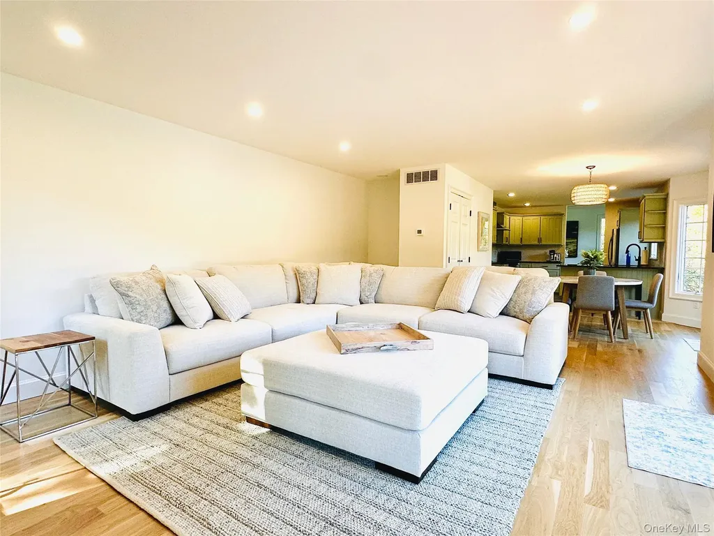 10 Ginny Lane Hampton Bays NY 11946
