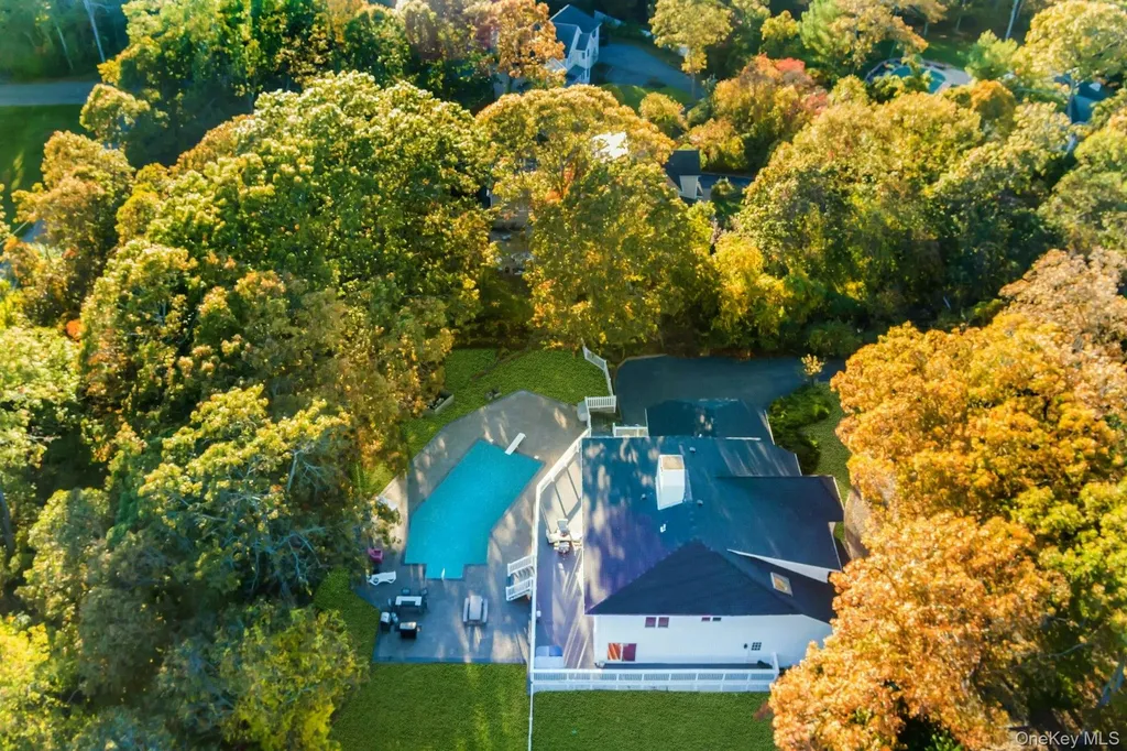 19 Bay Woods Drive Hampton Bays NY 11946
