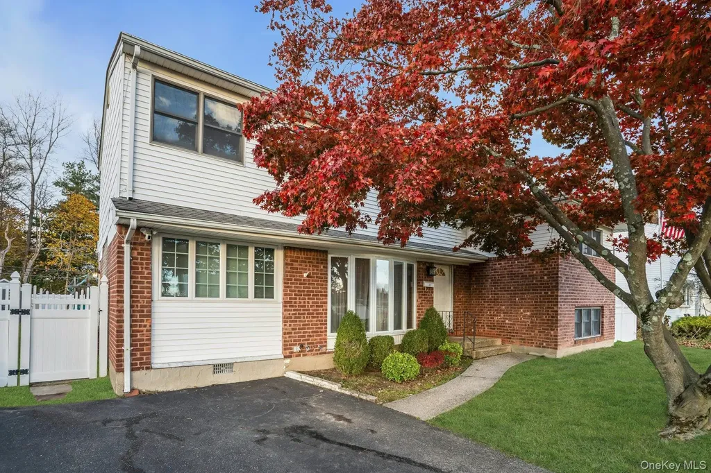 22 Schuyler Drive Commack NY 11725