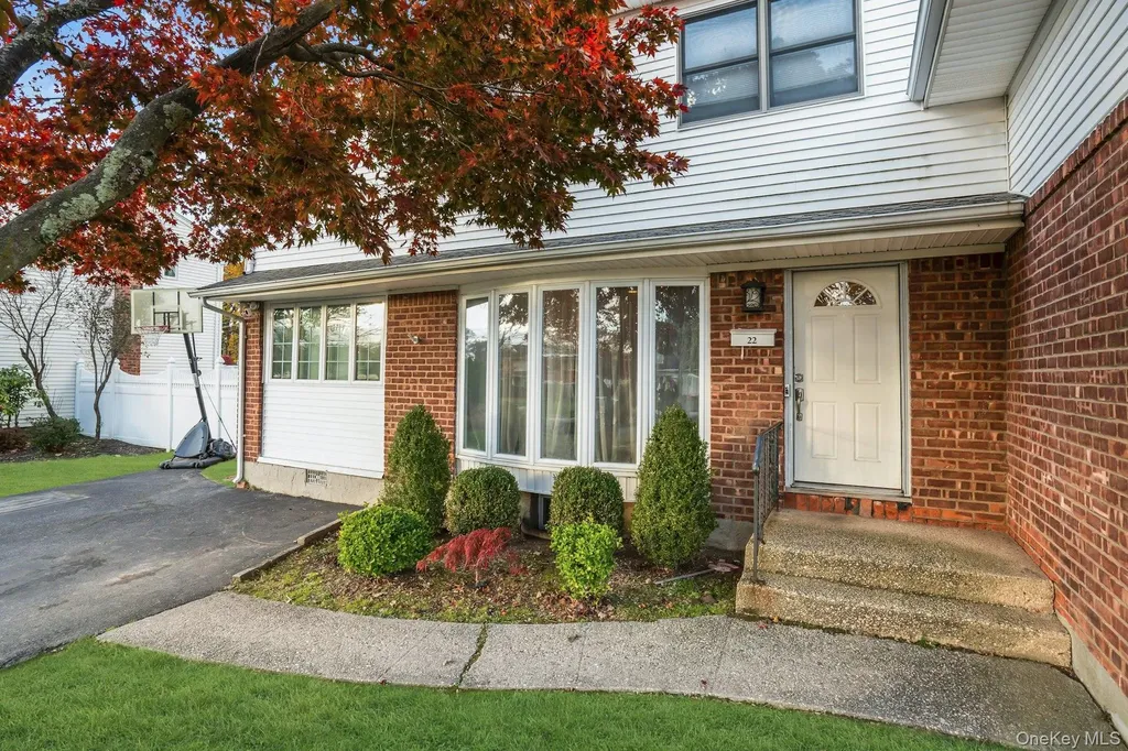 22 Schuyler Drive Commack NY 11725