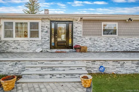 27 Kenwood Drive Bohemia NY 11716