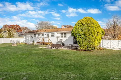 27 Kenwood Drive Bohemia NY 11716