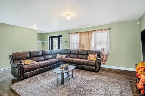 27 Kenwood Drive Bohemia NY 11716