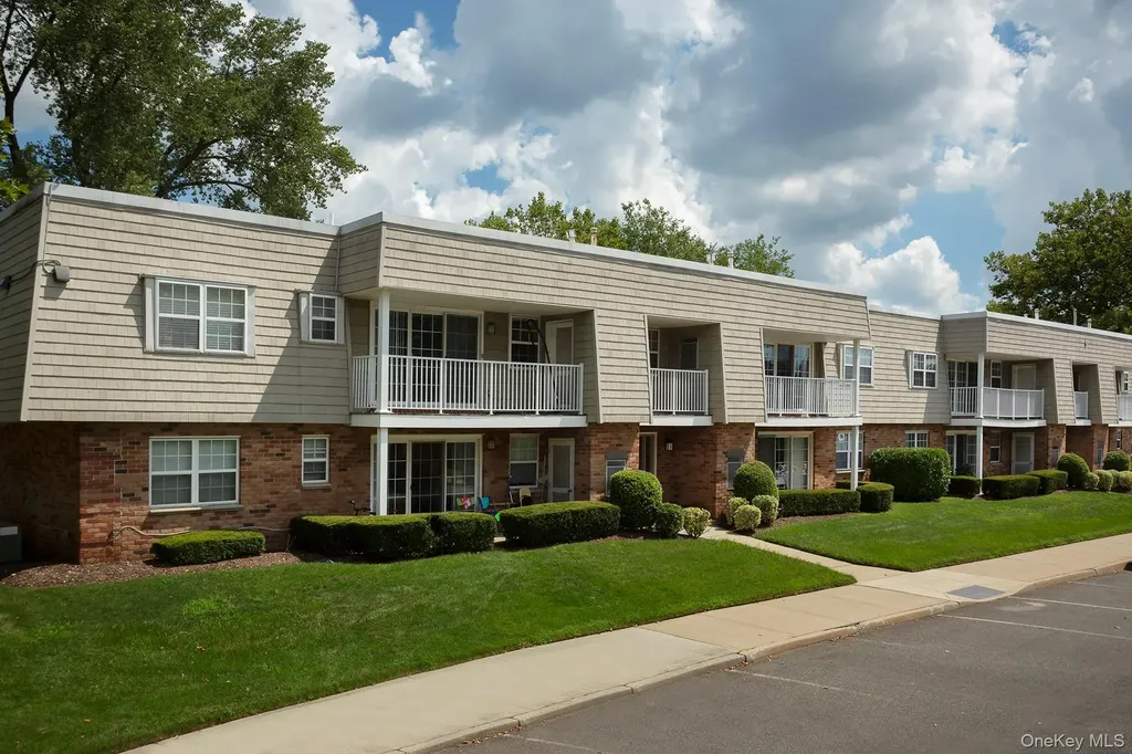 75 Westwood Drive Westbury NY 11590