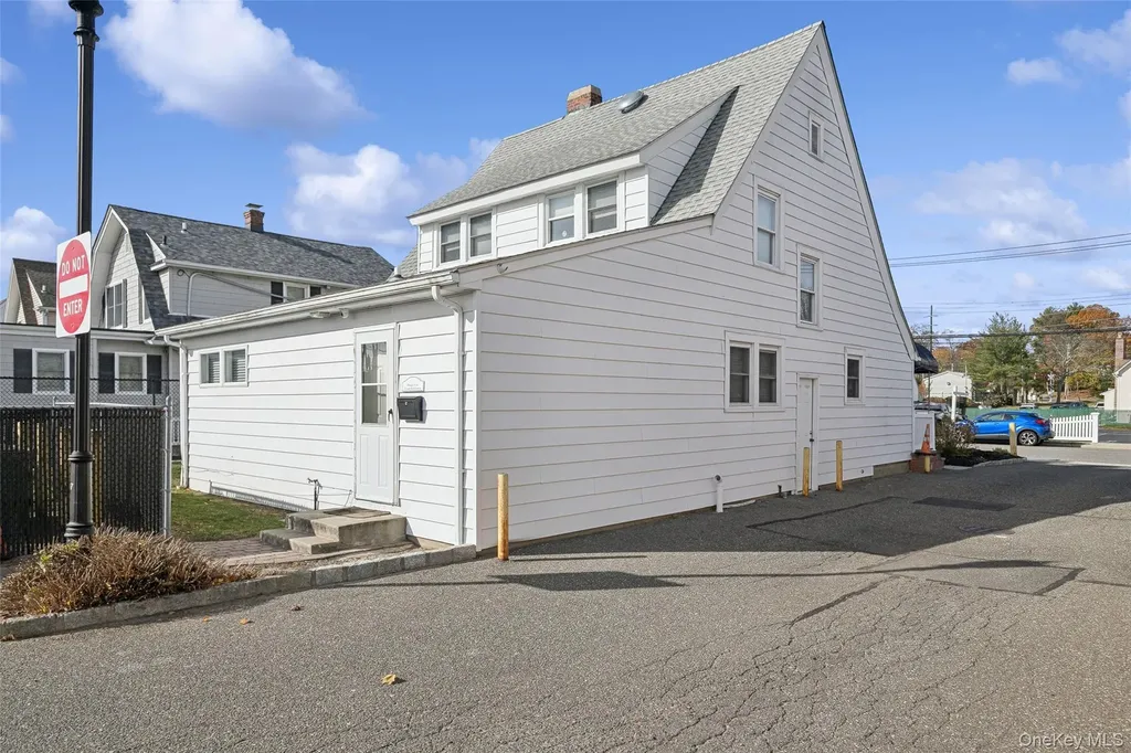 12 Manor Road Smithtown NY 11787