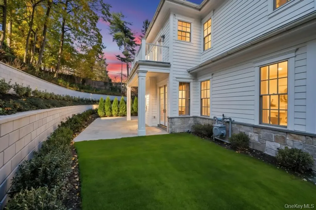 207 Mill Spring Road Manhasset NY 11030