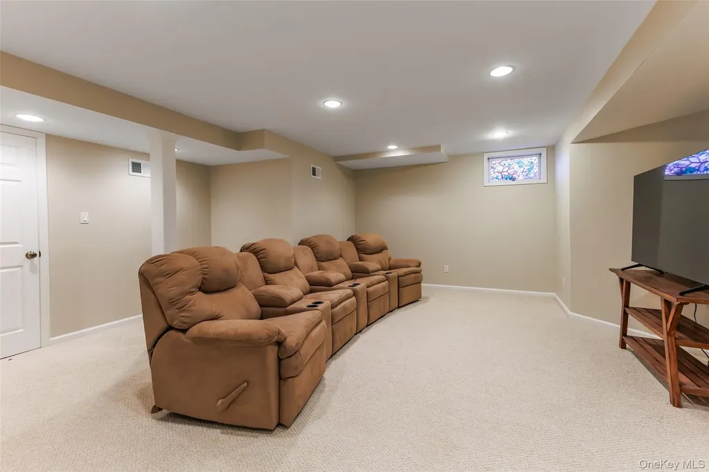 16 Ashley Loop Northport NY 11768