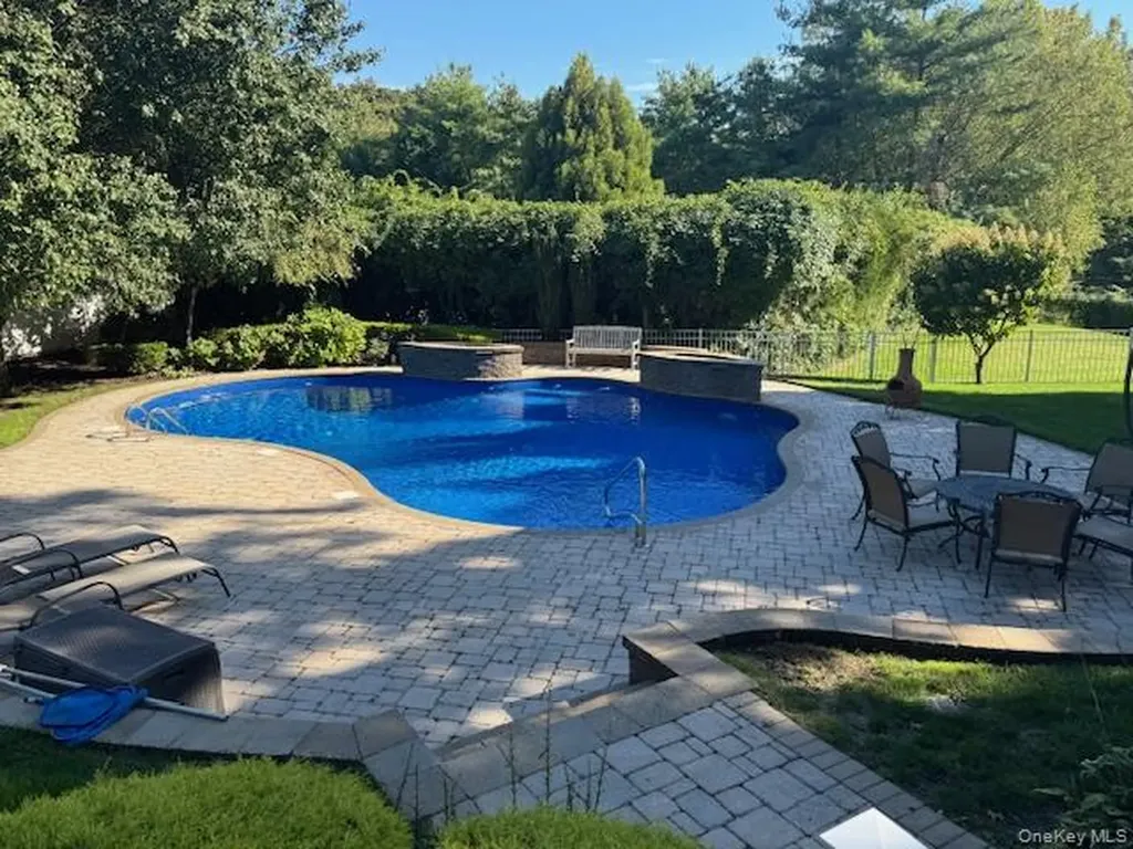 16 Ashley Loop Northport NY 11768
