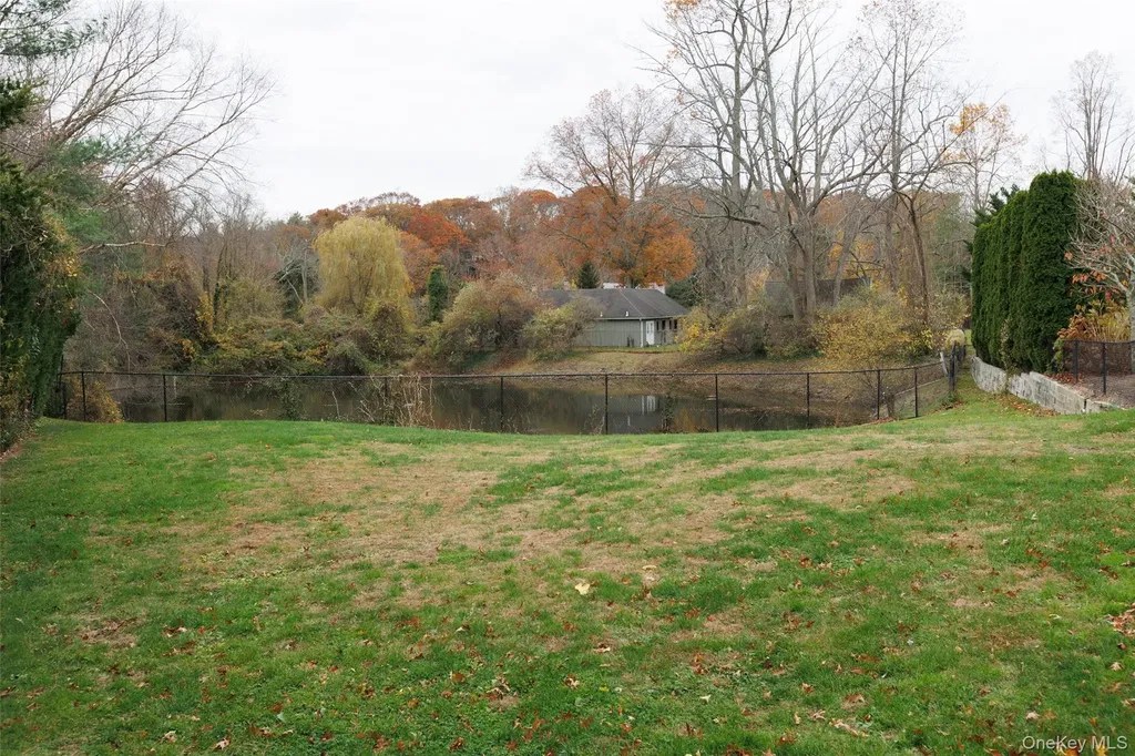 16 Ashley Loop Northport NY 11768
