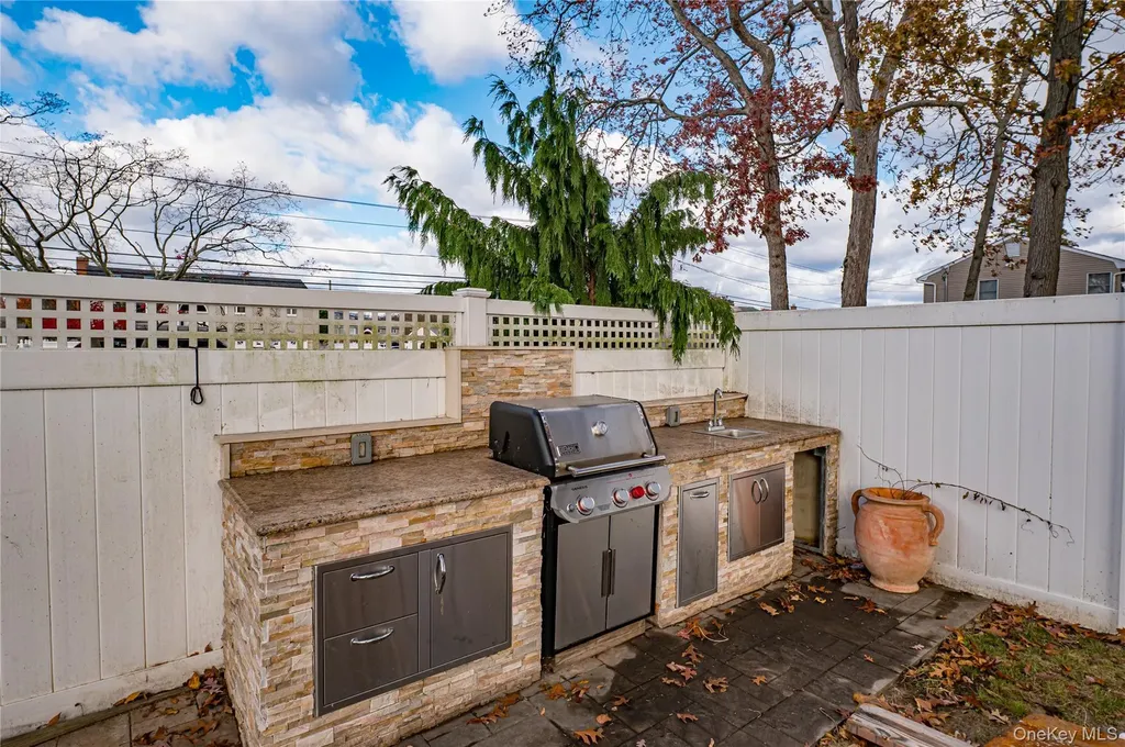 31 Boulevard Avenue West Islip NY 11795