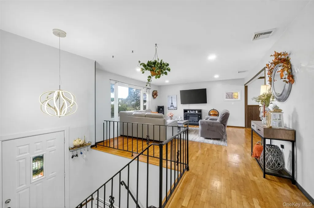 404 Carlton Circle New Windsor NY 12553