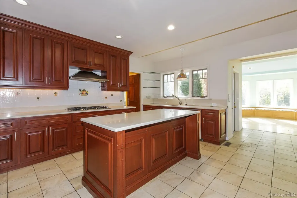 18 Lighthouse Road Great Neck NY 11024