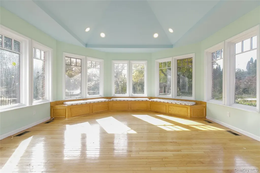 18 Lighthouse Road Great Neck NY 11024