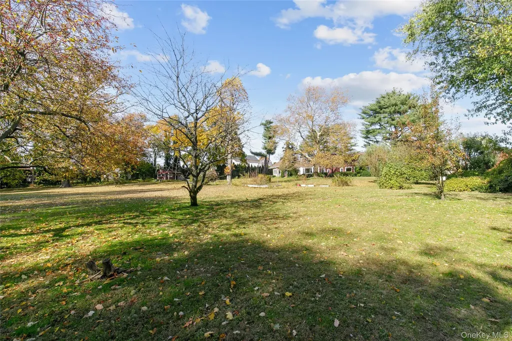 18 Lighthouse Road Great Neck NY 11024