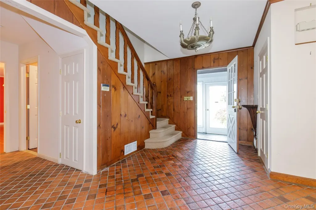18 Lighthouse Road Great Neck NY 11024