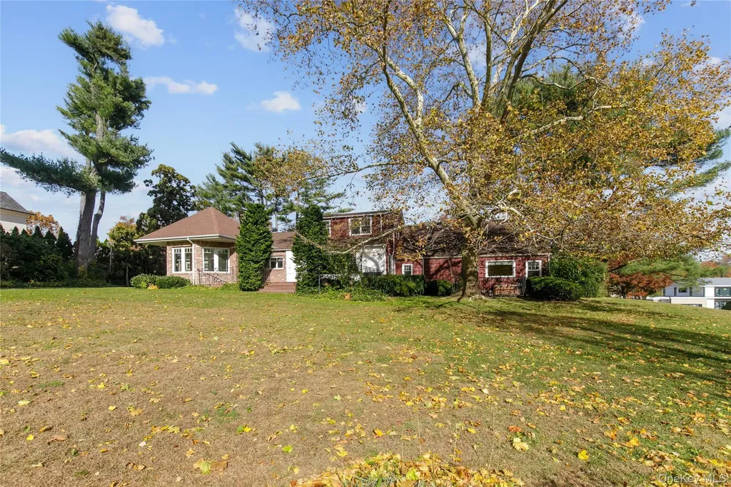 18 Lighthouse Road Great Neck NY 11024