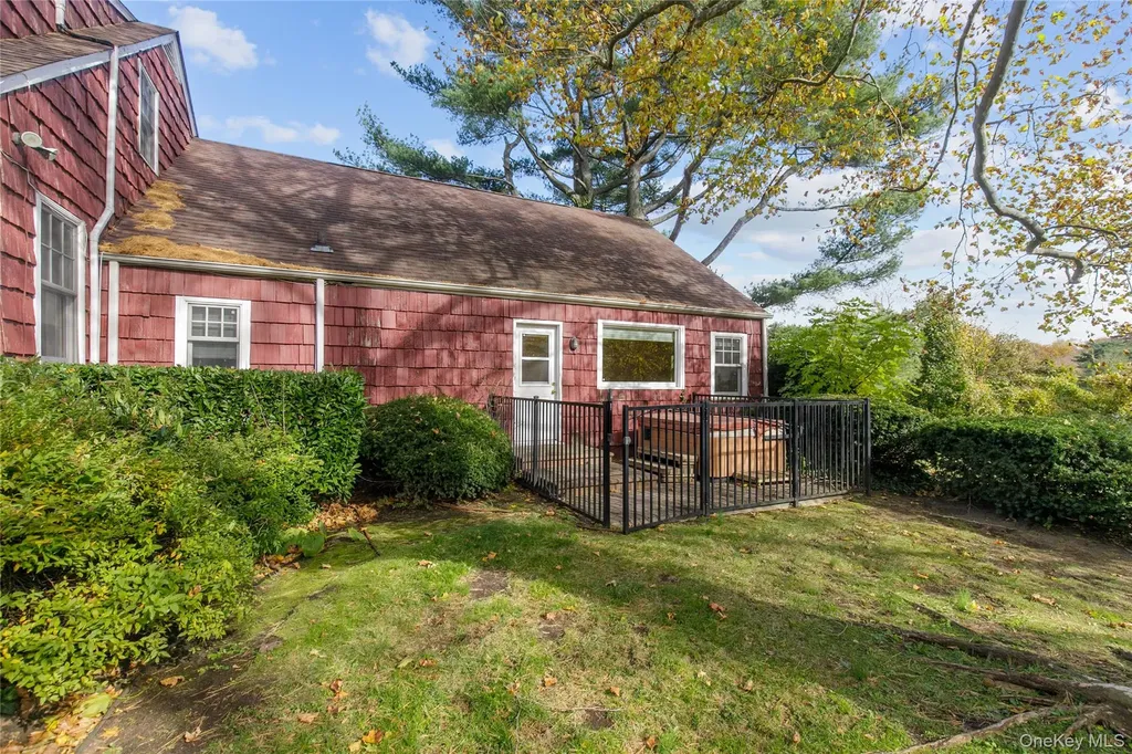 18 Lighthouse Road Great Neck NY 11024