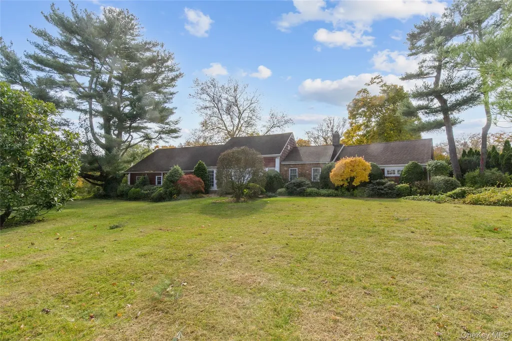 18 Lighthouse Road Great Neck NY 11024