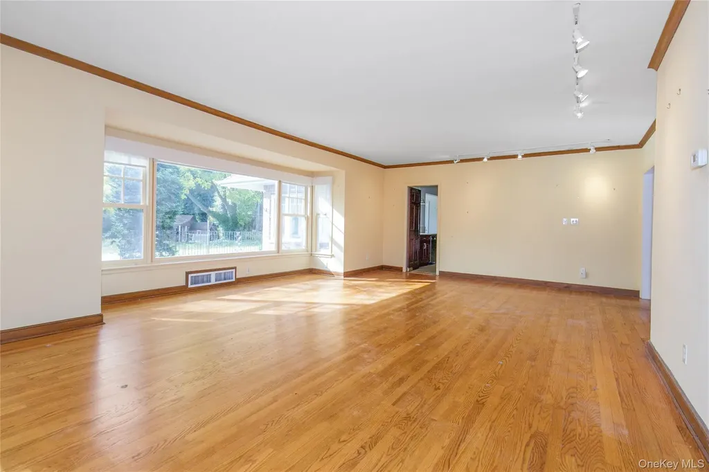 18 Lighthouse Road Great Neck NY 11024