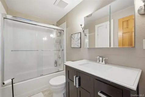 38 Bayside Place Amityville NY 11701