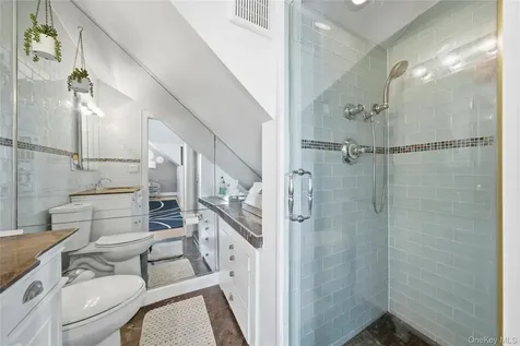 38 Bayside Place Amityville NY 11701