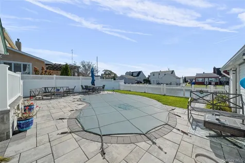 38 Bayside Place Amityville NY 11701