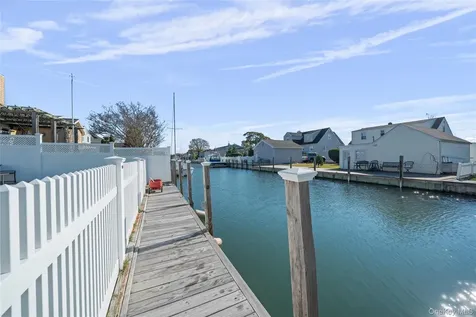 38 Bayside Place Amityville NY 11701
